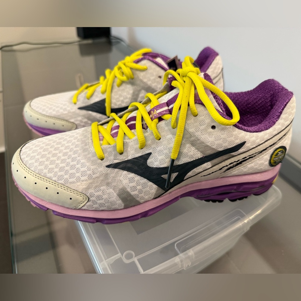 NWT Mizuno Wave Rider 17 Women’s Sneakers.  Size 9
